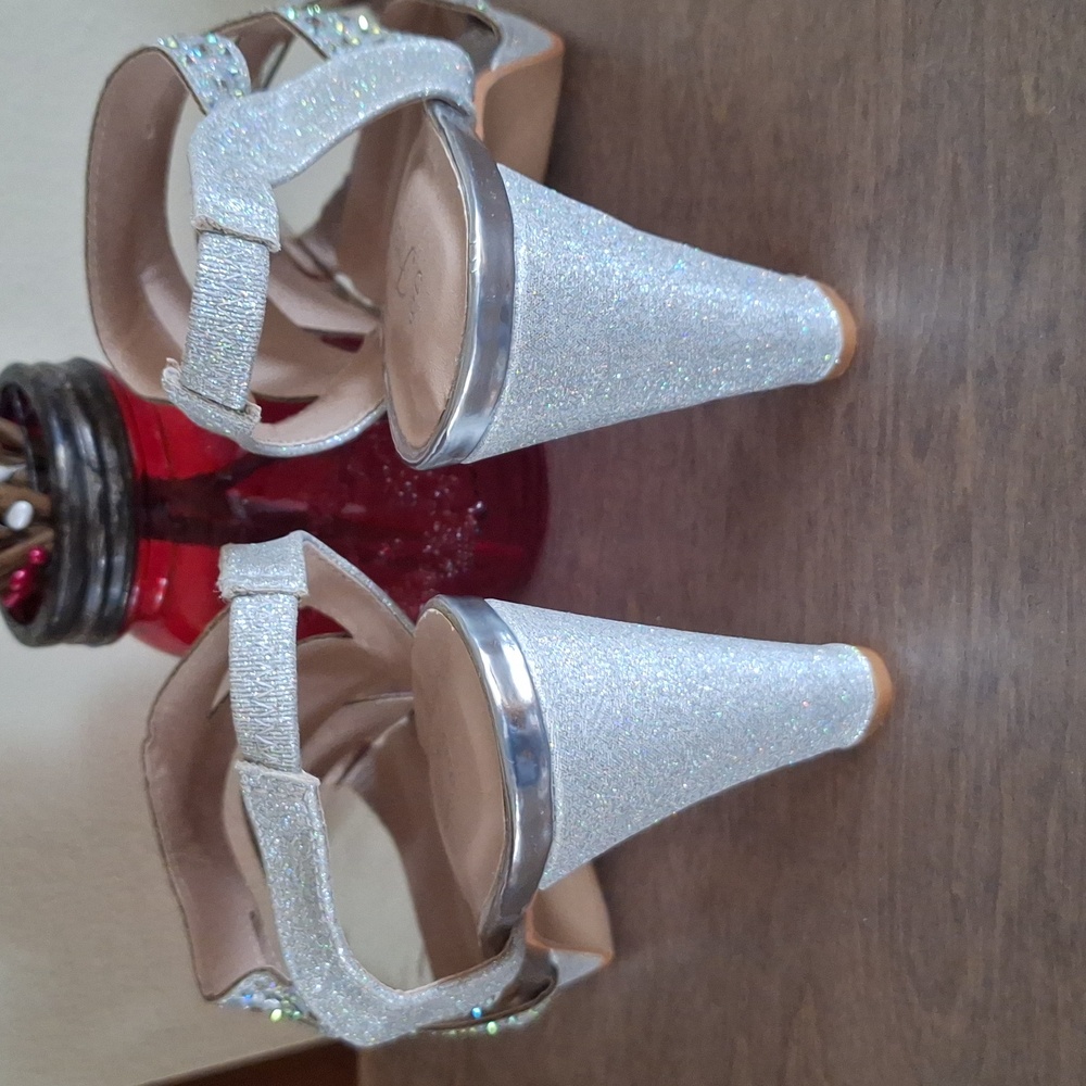 NWT Elegant Silver Strappy Women's Shoes Size 10 - Picture 14 of 16